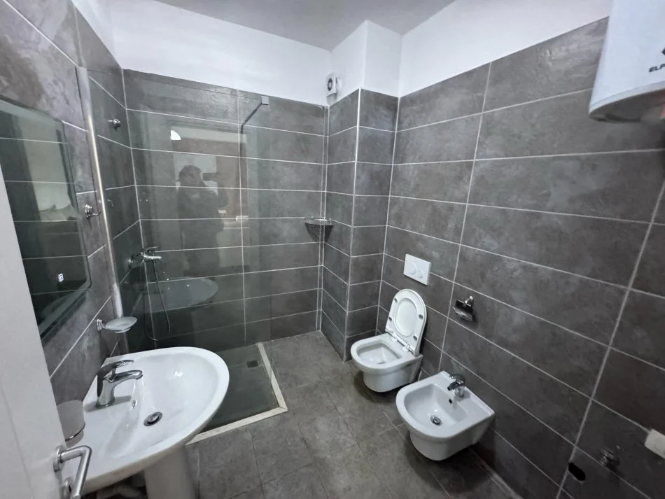Tirane, jepet me qera apartament 1+1+Ballkon Kati 1, 65 m² 400 € (rruga pasho hysa)