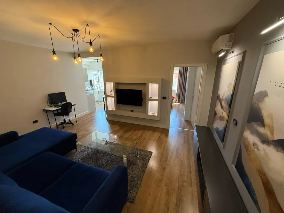 Tirane, jepet me qera apartament 1+1+Ballkon Kati 11, 60 m² 700 € (Komuna e Parisit)