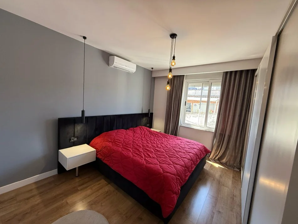 Tirane, jepet me qera apartament 1+1 , (Komuna e Parisit)