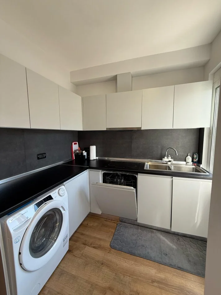Tirane, jepet me qera apartament 1+1 Kati 11, 70 m² (Komuna e Parisit)