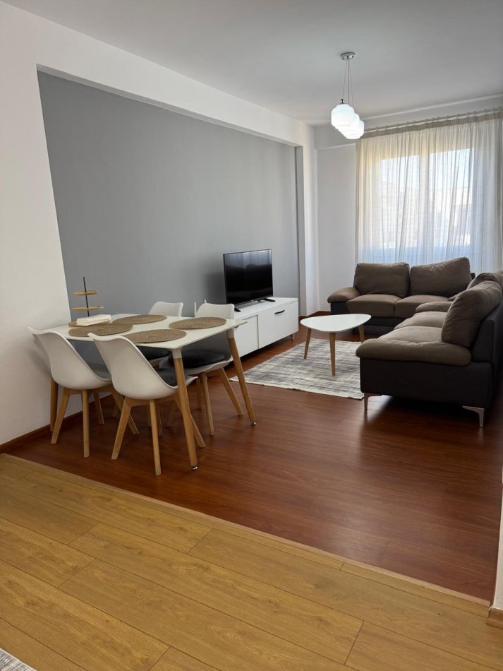 Tirane, jepet me qera apartament 2+1 Kati 8, 80 m² 600 € (Kompleksi Star, Ish-Parku)