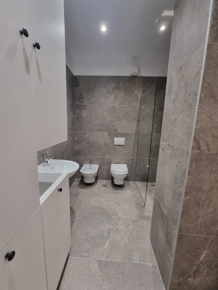 Tirane, jap me qera apartament 2+1+Ballkon Kati 3, 105 m² 1.200 € (liqeni)