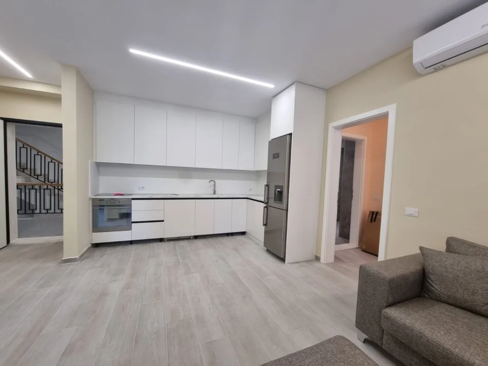 Tirane, jap me qera apartament 2+1+Ballkon Kati 3, 105 m² 1.200 € (liqeni)