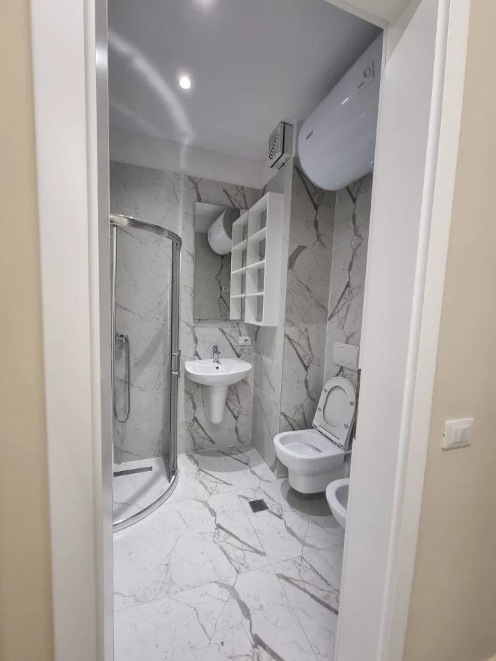 Tirane, jap me qera apartament 2+1+Ballkon Kati 3, 105 m² 1.200 € (liqeni)