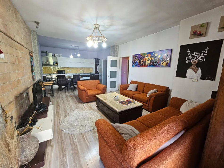 Tirane, jepet me qera apartament 2+1 Kati 2, 106 m² 600 € (Kristal Center)