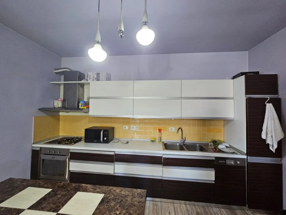 Tirane, jepet me qera apartament 2+1 Kati 2, 106 m² 600 € (Kristal Center)
