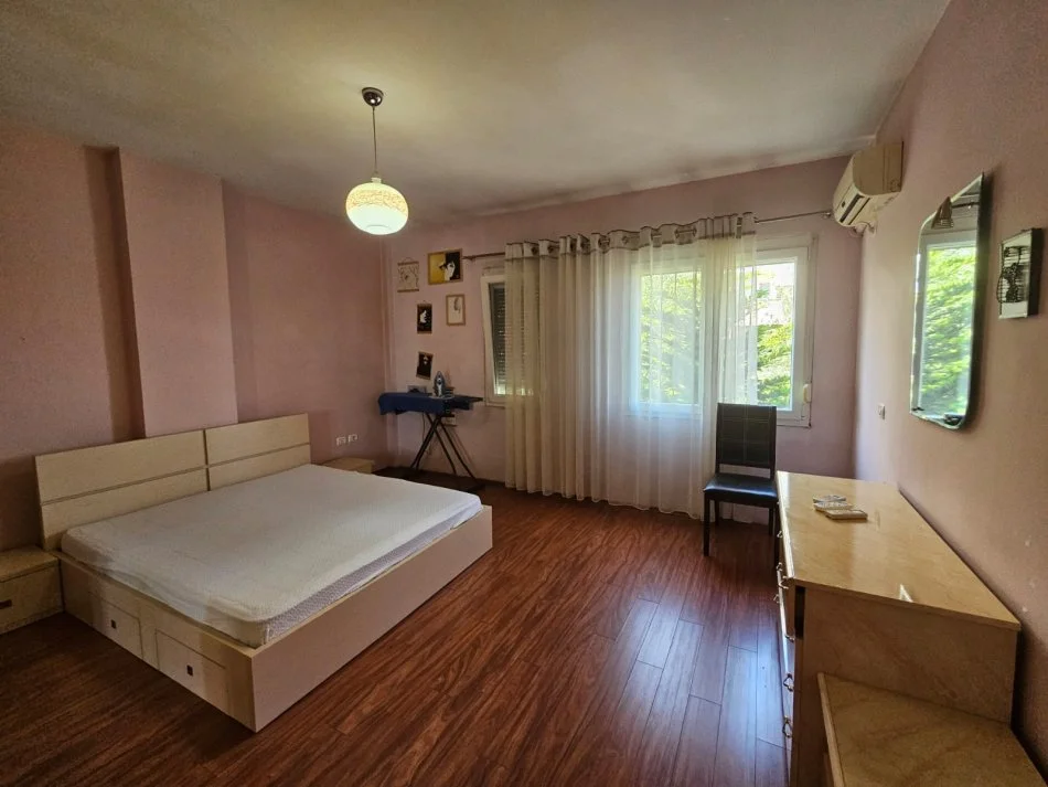Tirane, jepet me qera apartament 2+1 Kati 2, 106 m² 600 € (Kristal Center)