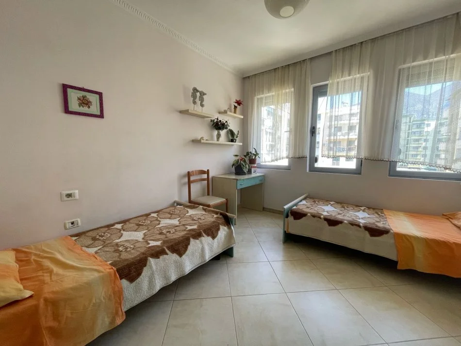 Tirane, jepet me qera apartament 1+1 Kati 2, 70 m² 250 € (institut)