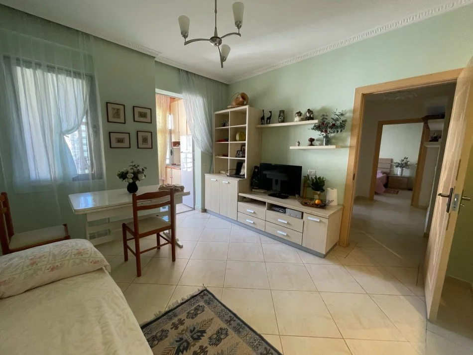 Tirane, jepet me qera apartament 2+1+Ballkon , 80 m² 450 € (fresk)