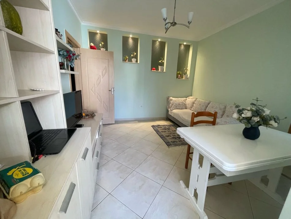 Tirane, jepet me qera apartament 2+1+Ballkon , 80 m² 450 € (fresk)