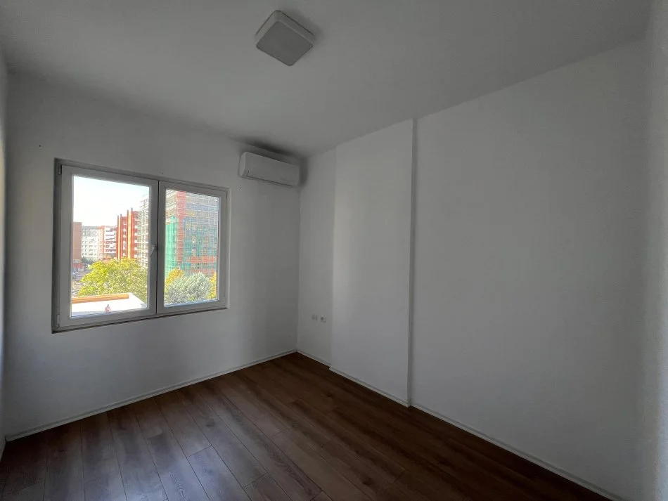 Tirane, jepet me qera apartament 2+1+Ballkon Kati 3, 110 m² 650 € (Ish Parku)
