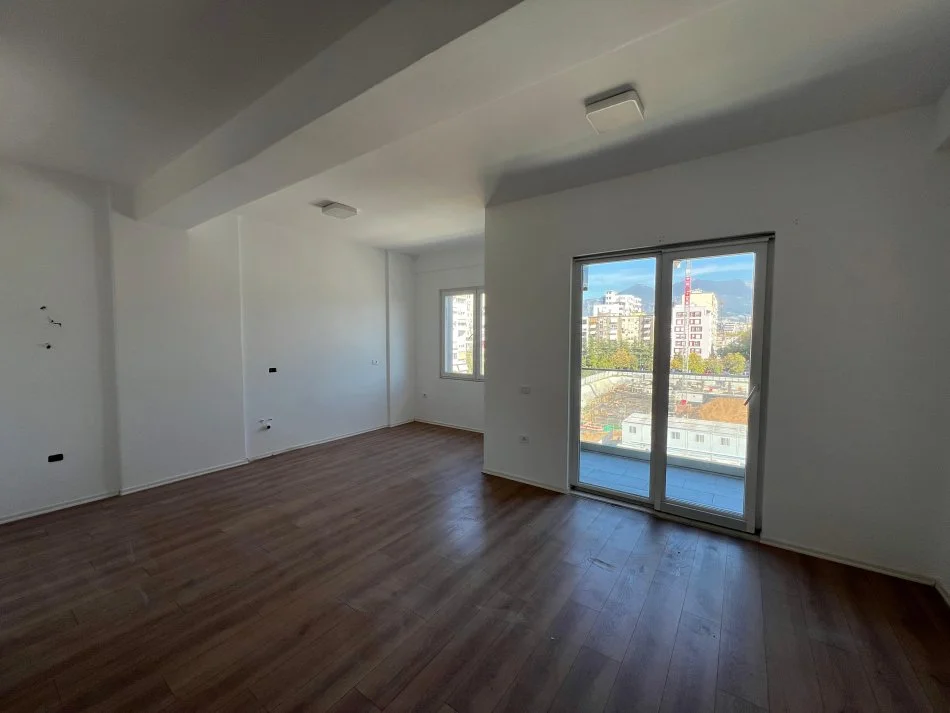 Tirane, jepet me qera apartament 2+1+Ballkon Kati 3, 110 m² 650 € (Ish Parku)