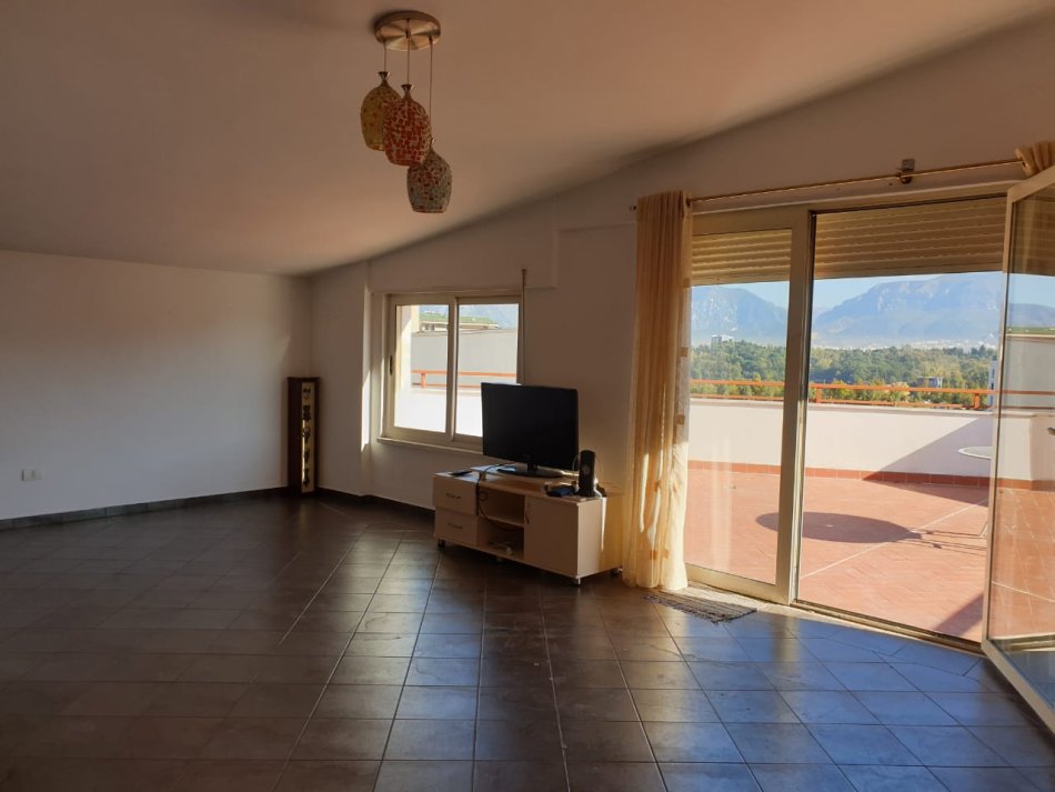 Tirane, jepet me qera apartament 4+1 Kati 5, 210 m² 1.200 € (Rruga(Hamdi Sina) Liqeni i Thate)