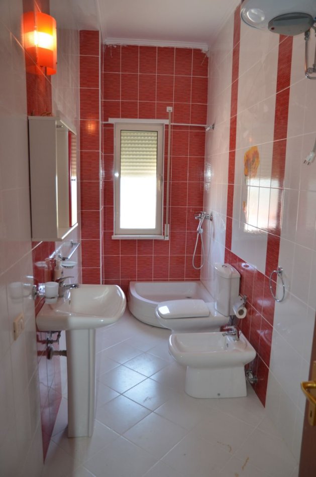Tirane, jepet me qera apartament 4+1 Kati 5, 210 m² 1.200 € (Rruga(Hamdi Sina) Liqeni i Thate)