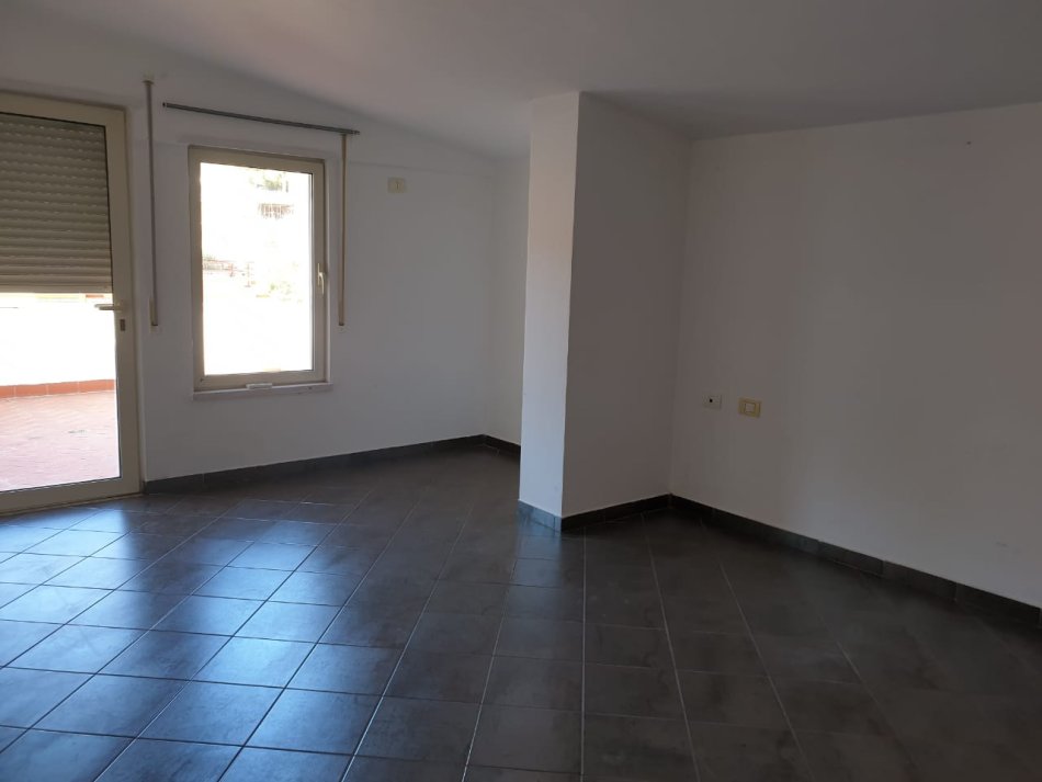 Tirane, jepet me qera apartament 4+1 Kati 5, 210 m² 1.200 € (Rruga(Hamdi Sina) Liqeni i Thate)