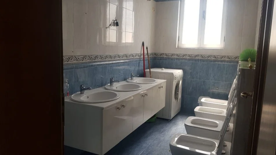 Tirane, jepet me qera ambjent biznesi Kati 2, 230 m² 1.150 € (Ali Demi)