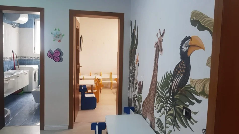 Tirane, jepet me qera ambjent biznesi Kati 2, 230 m² 1.150 € (Ali Demi)