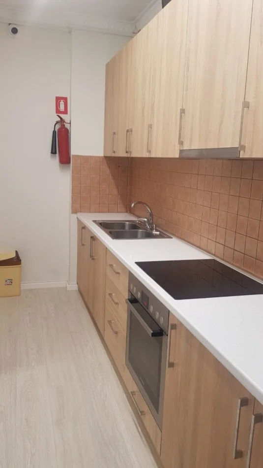 Tirane, jepet me qera ambjent biznesi Kati 2, 230 m² 1.150 € (Ali Demi)