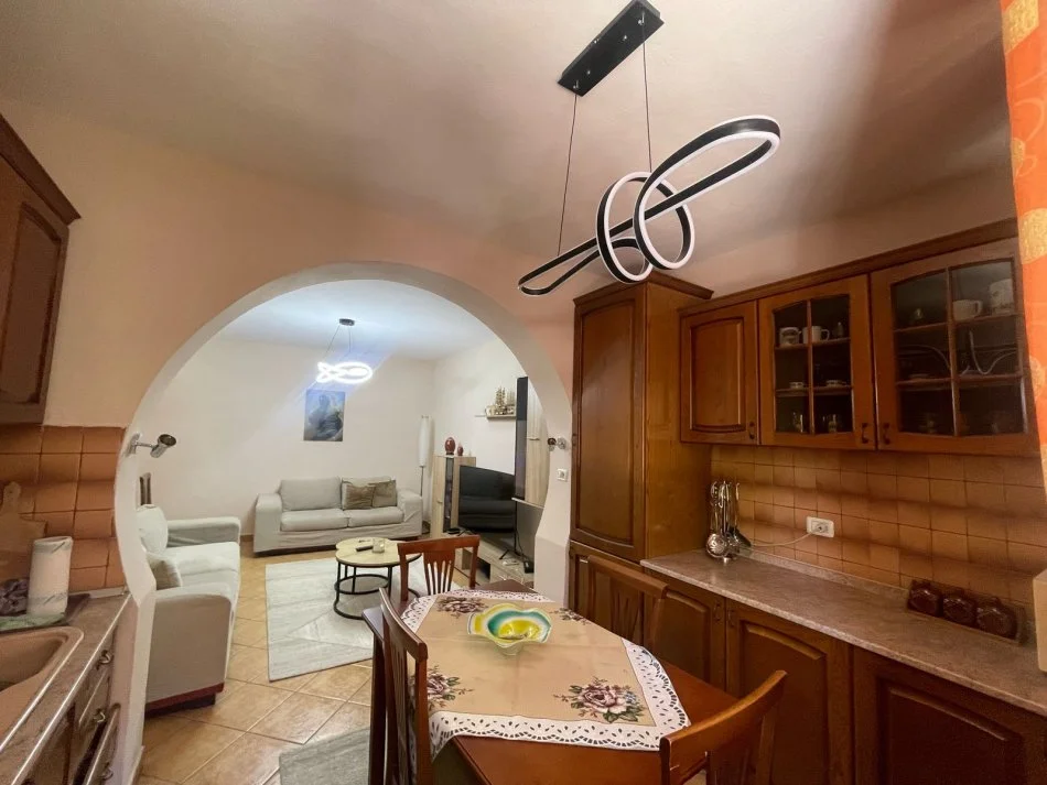 Tirane, jepet me qera apartament 2+1 Kati 3, 80 m² 700 € 