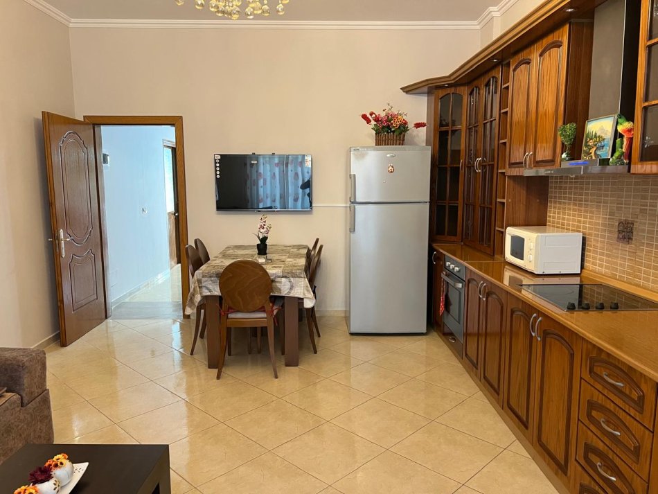 Tirane, jepet me qera apartament 1+1 Kati 2, 61 m² 380 € 