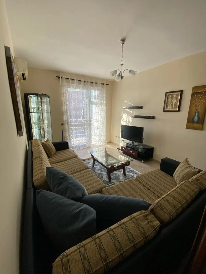 Tirane, jepet me qera apartament 1+1+Ballkon Kati 7, 70 m² 450 € (Don Bosko)