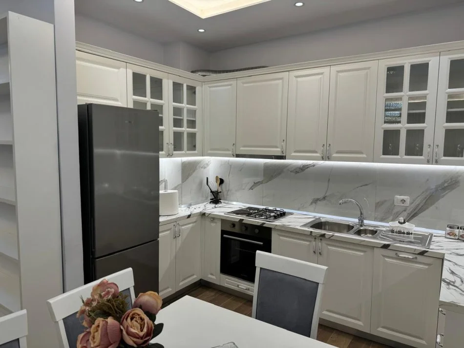 Tirane, jepet me qera apartament 2+1 Kati 4, 600 € (Kompleksi Golden Park, prane Amerikan 3)