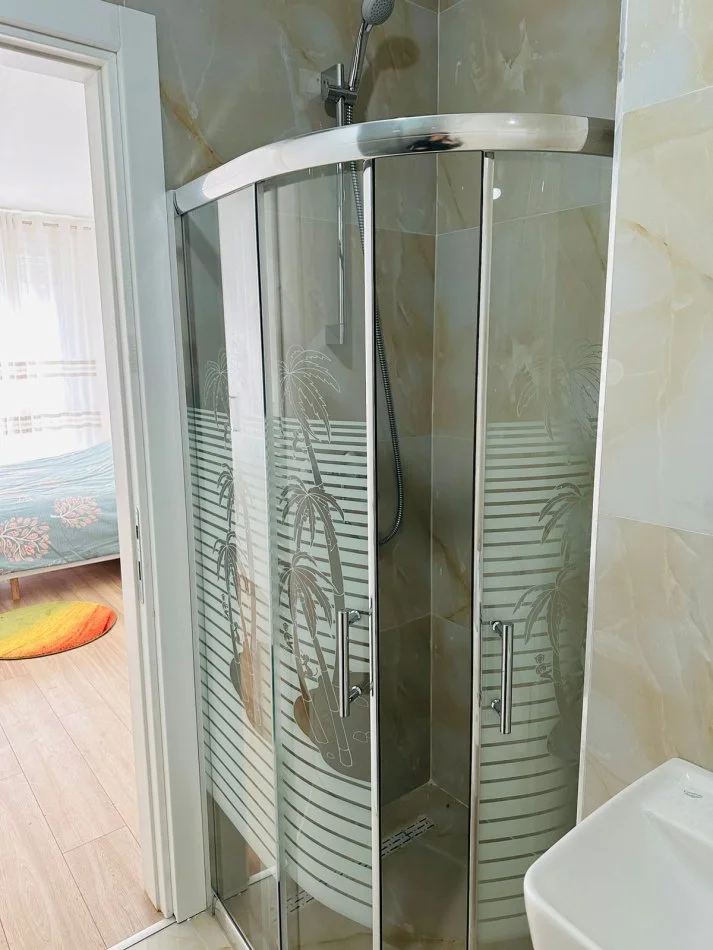 Tirane, jepet me qera apartament 2+1+Ballkon Kati 2, 120 m² 550 € 