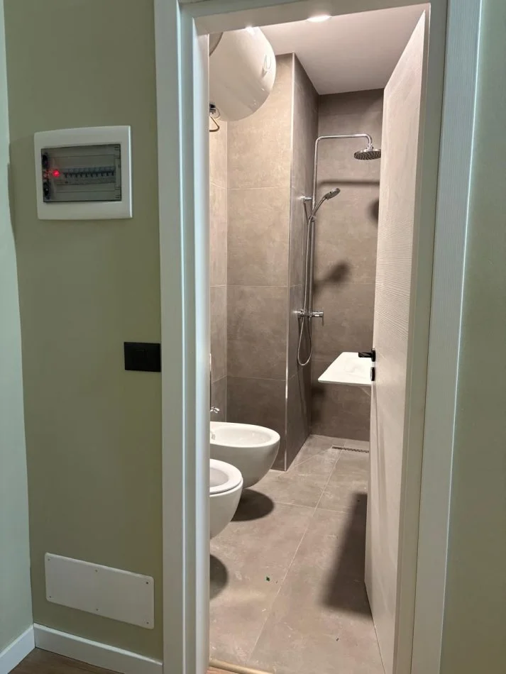 Tirane, jepet me qera zyre Kati 11, 50 m² (Bllok)