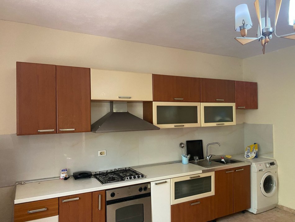 Tirane, jepet me qera apartament 2+1 Kati 2, 120 m² 350 € (5 Maji)