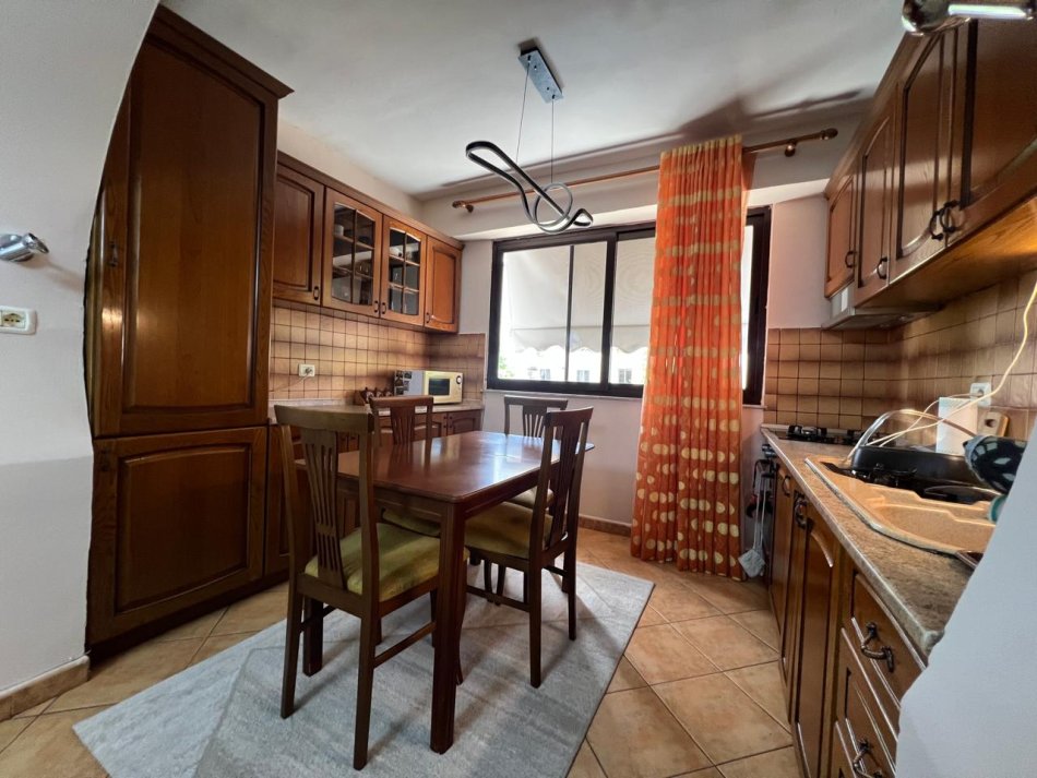Tirane, jepet me qera apartament 2+1 Kati 3, 80 m² 700 € (Myslym Shyri)