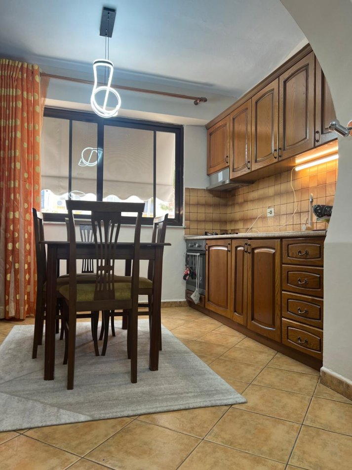 Tirane, jepet me qera apartament 2+1 Kati 3, 80 m² 700 € (Myslym Shyri)