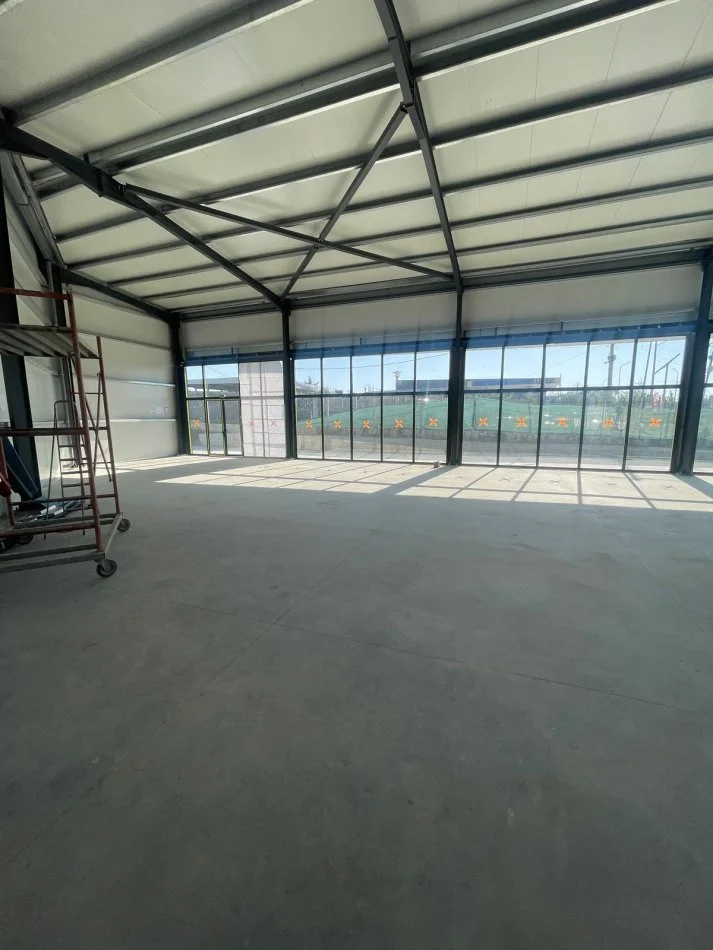 Tirane, jepet me qera magazine Kati 0, 400 m² 2.000 € (Kamez)