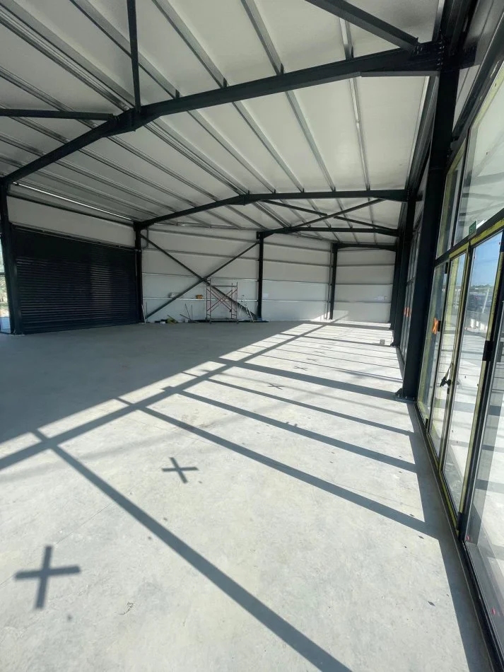 Tirane, jepet me qera magazine Kati 0, 400 m² 2.000 € (Kamez)