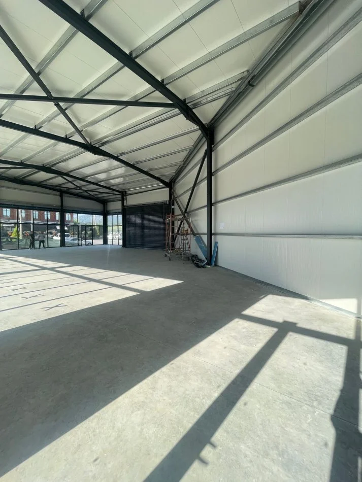 Tirane, jepet me qera magazine Kati 0, 400 m² 2.000 € (Kamez)