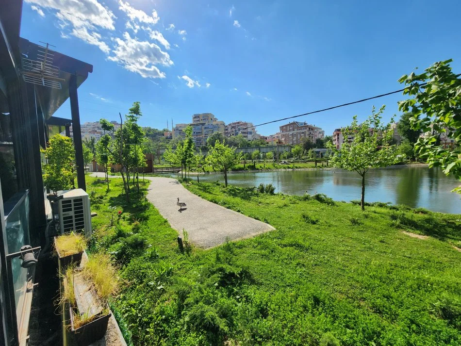 Jepet me Qira: 1+1+ Ballkon || 📍 Liqeni Artificial, Vija e Pare Pallati Swan || 650 euro/ muaj