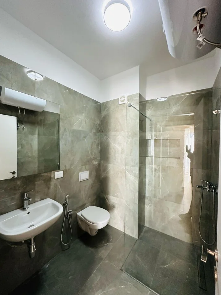 Tirane, jap me qera apartament 2+1+Ballkon Kati 9, 95 m² 800 € (rruga e dibres)