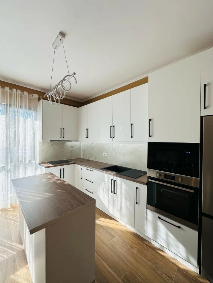 Tirane, jap me qera apartament 2+1+Ballkon Kati 9, 95 m² 800 € (rruga e dibres)