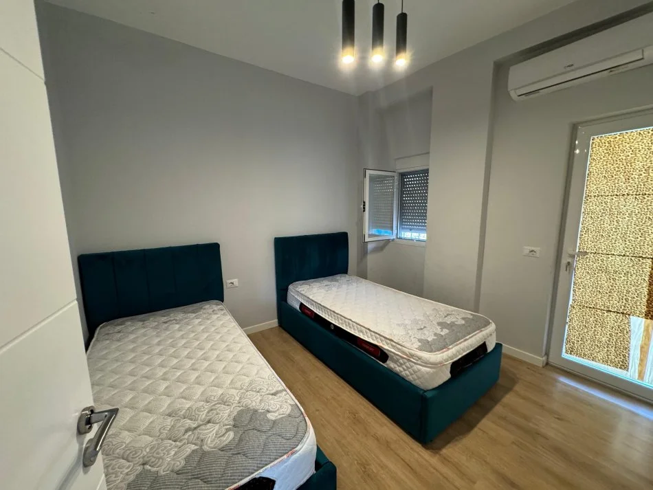 Tirane, jap me qera apartament 2+1+Ballkon Kati 1, 80 m² 700 € (rruga muhamed gjollesha)