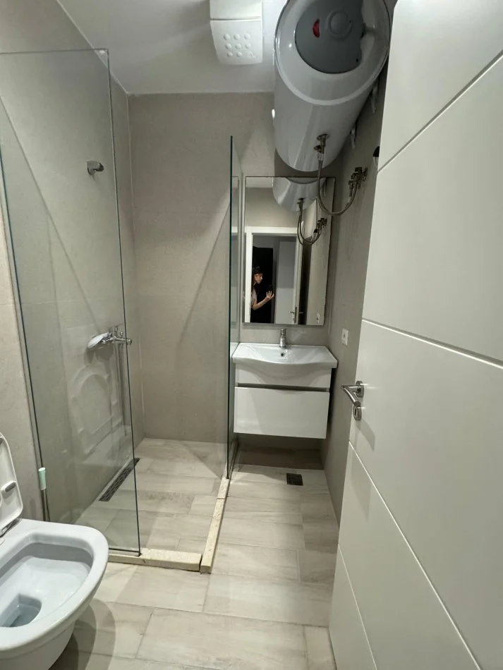 Tirane, jap me qera apartament 2+1+Ballkon Kati 1, 80 m² 700 € (rruga muhamed gjollesha)