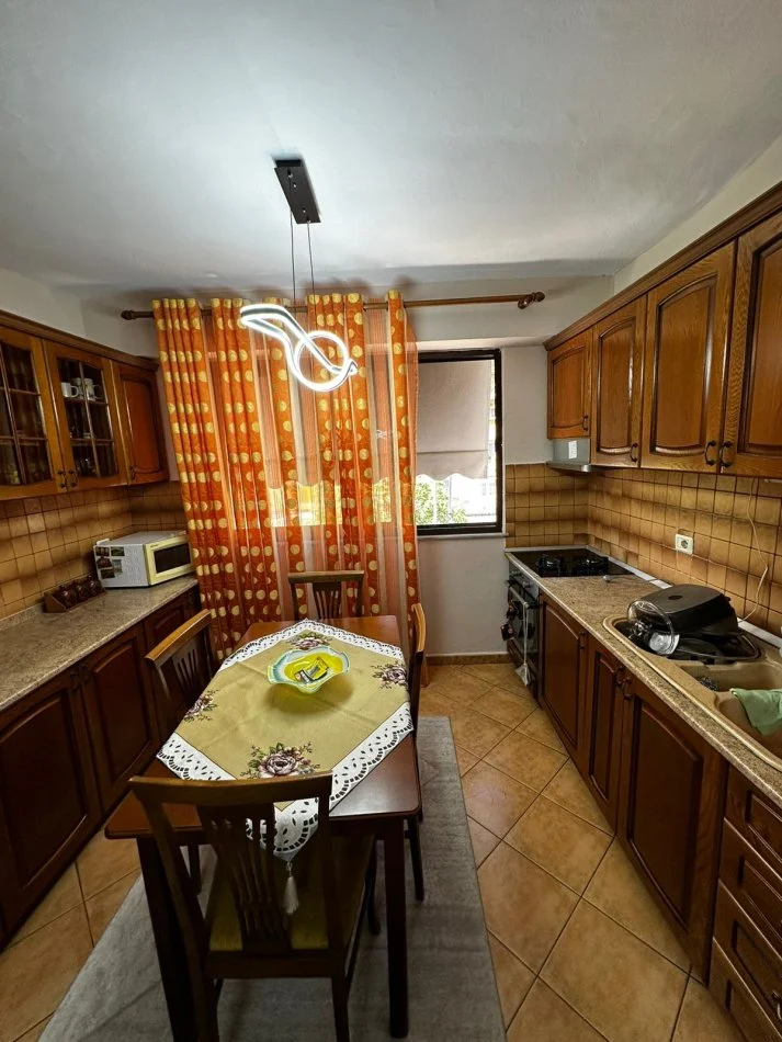 Tirane, jepet me qera apartament 2+1 Kati 3, 80 m² 700 € (myslym shyri)