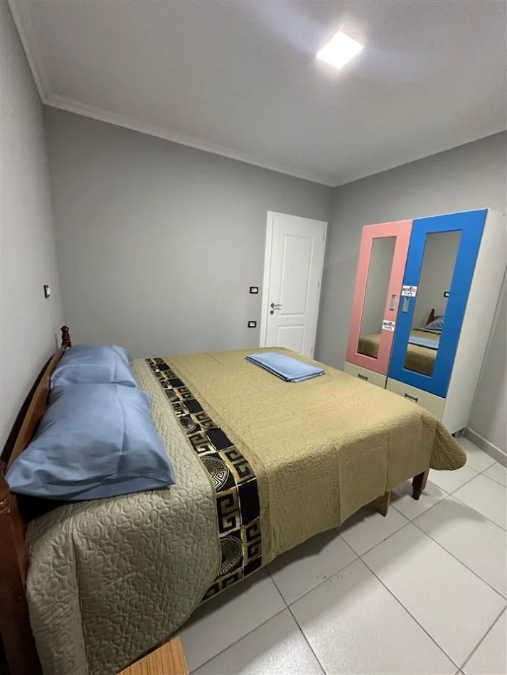 Tirane, jepet me qera apartament 1+1 , 50 m² (Prane Viva Market)