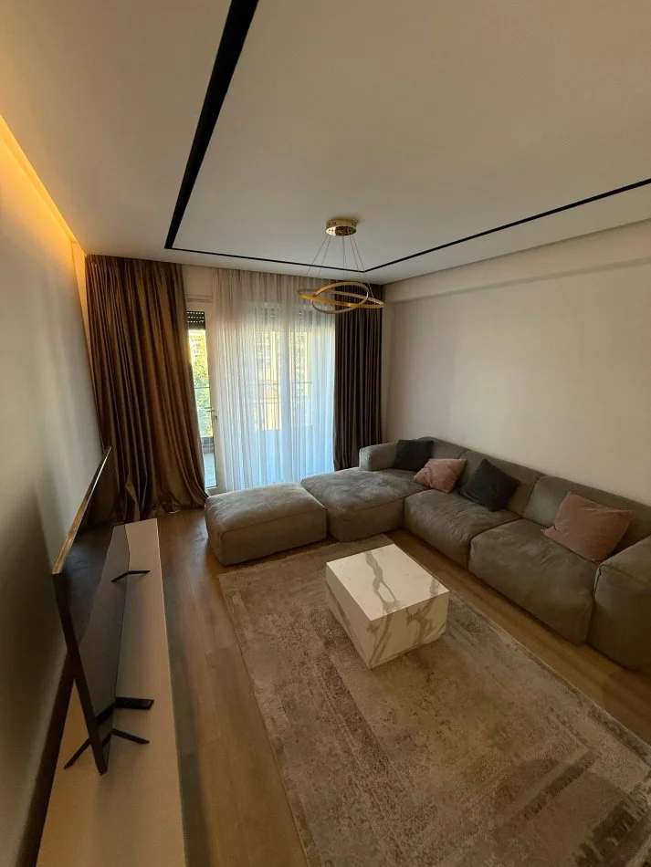 Tirane, jepet me qera apartament 2+1+Ballkon Kati 7, 125 m² 1.400 € (Komuna e Parisit)