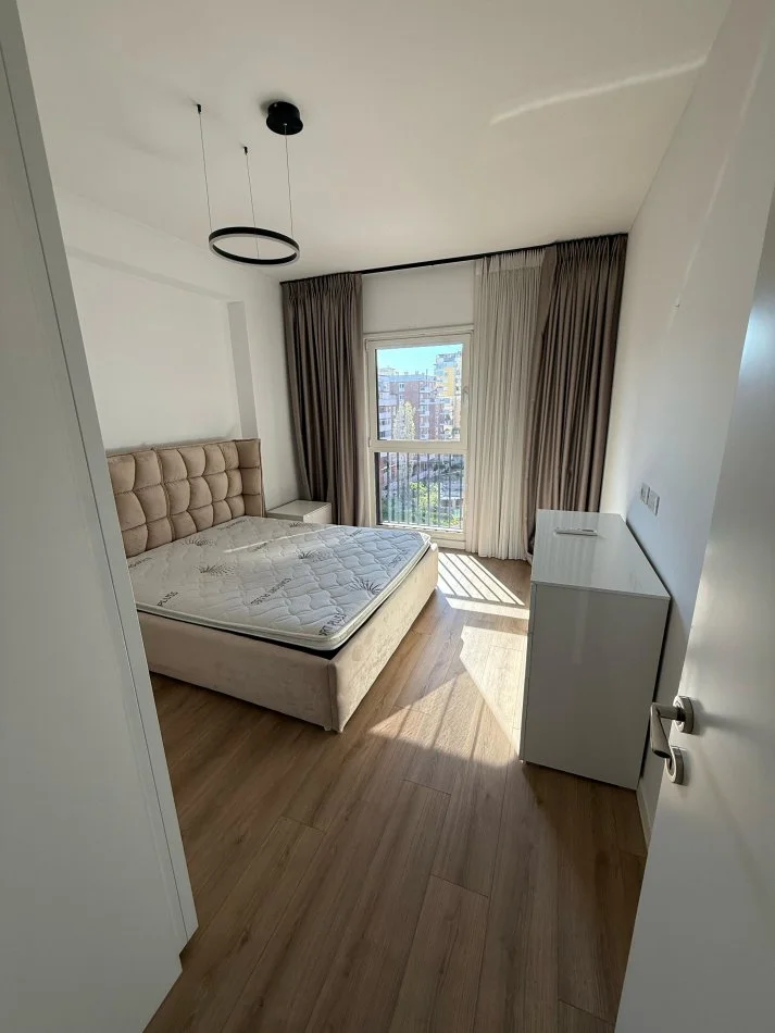 Tirane, jepet me qera apartament 2+1+Ballkon Kati 7, 125 m² 1.400 € (Komuna e Parisit)