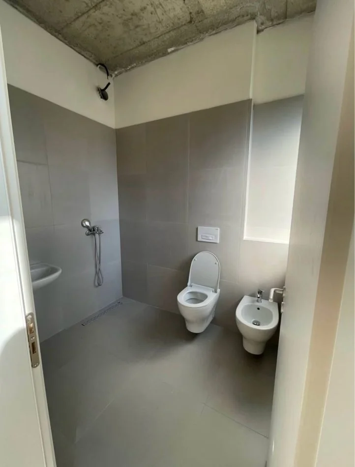 Tirane, jepet me qera apartament 2+1 Kati 2, 134 m² 1.300 € (Liqeni i Thate, Rruga Mustafa Xhabrahimi)