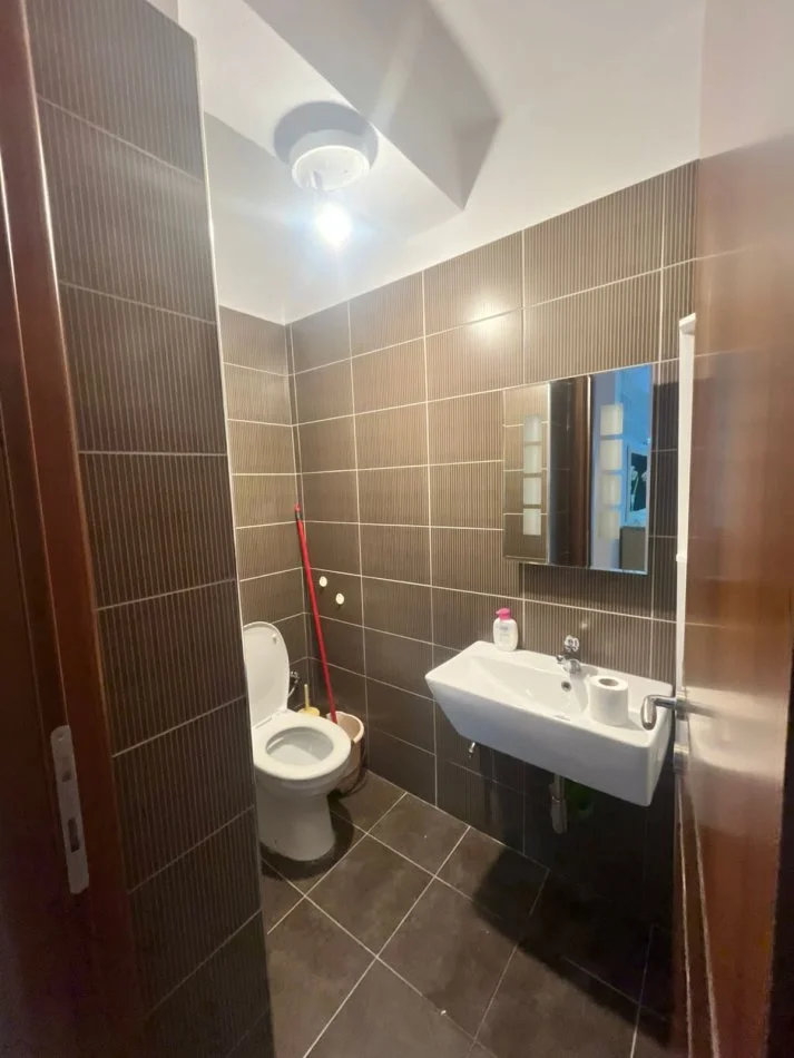 Tirane, jepet me qera 1+1 Kati 1, 85 m² 700 € (Rruga e Bogdanve)