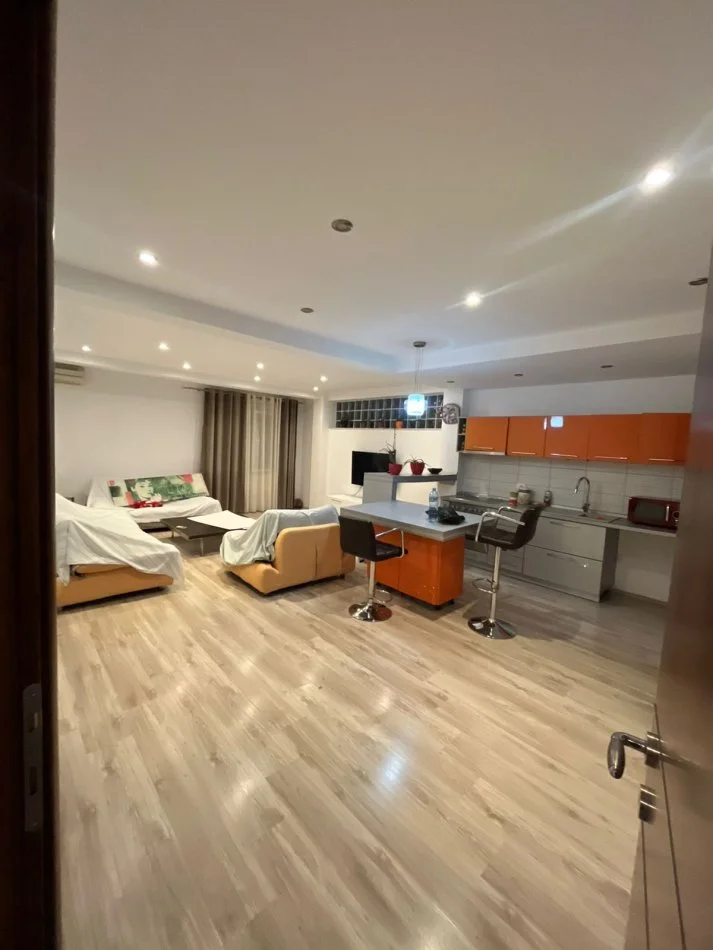 Tirane, jepet me qera 1+1 Kati 1, 85 m² 700 € (Rruga e Bogdanve)