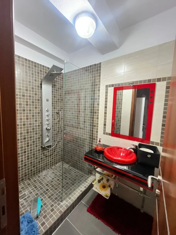 Tirane, jepet me qera 1+1 Kati 1, 85 m² 700 € (Rruga e Bogdanve)