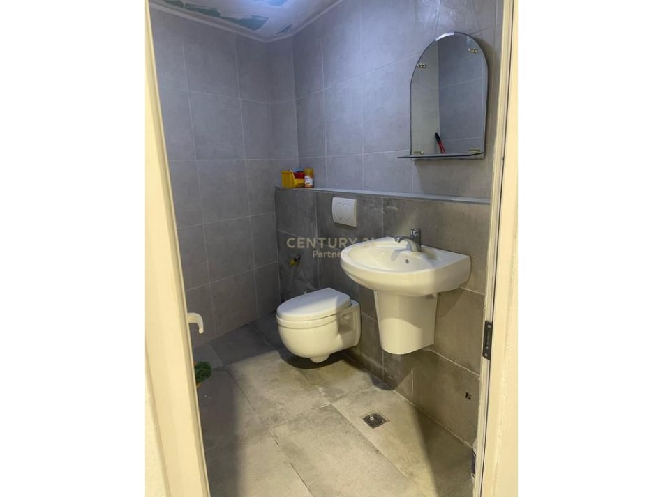 Tirane, jepet me qera dyqan Kati 0, 55 m² 650 € (barrikadave)