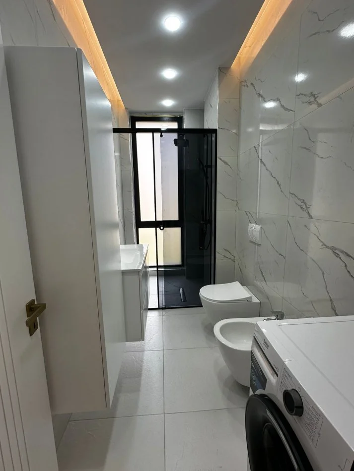 Tirane, jepet me qera apartament 1+1+Ballkon Kati 6, 75 m² 700 € (bulevardi i ri)