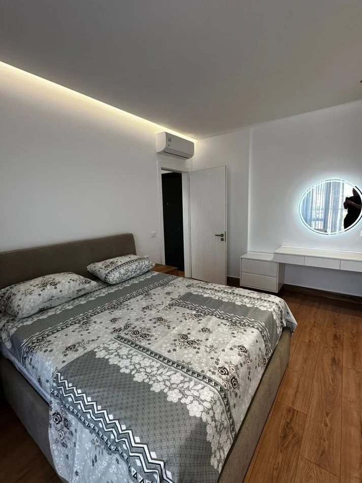 Tirane, jepet me qera apartament 1+1+Ballkon Kati 6, 75 m² 700 € (bulevardi i ri)